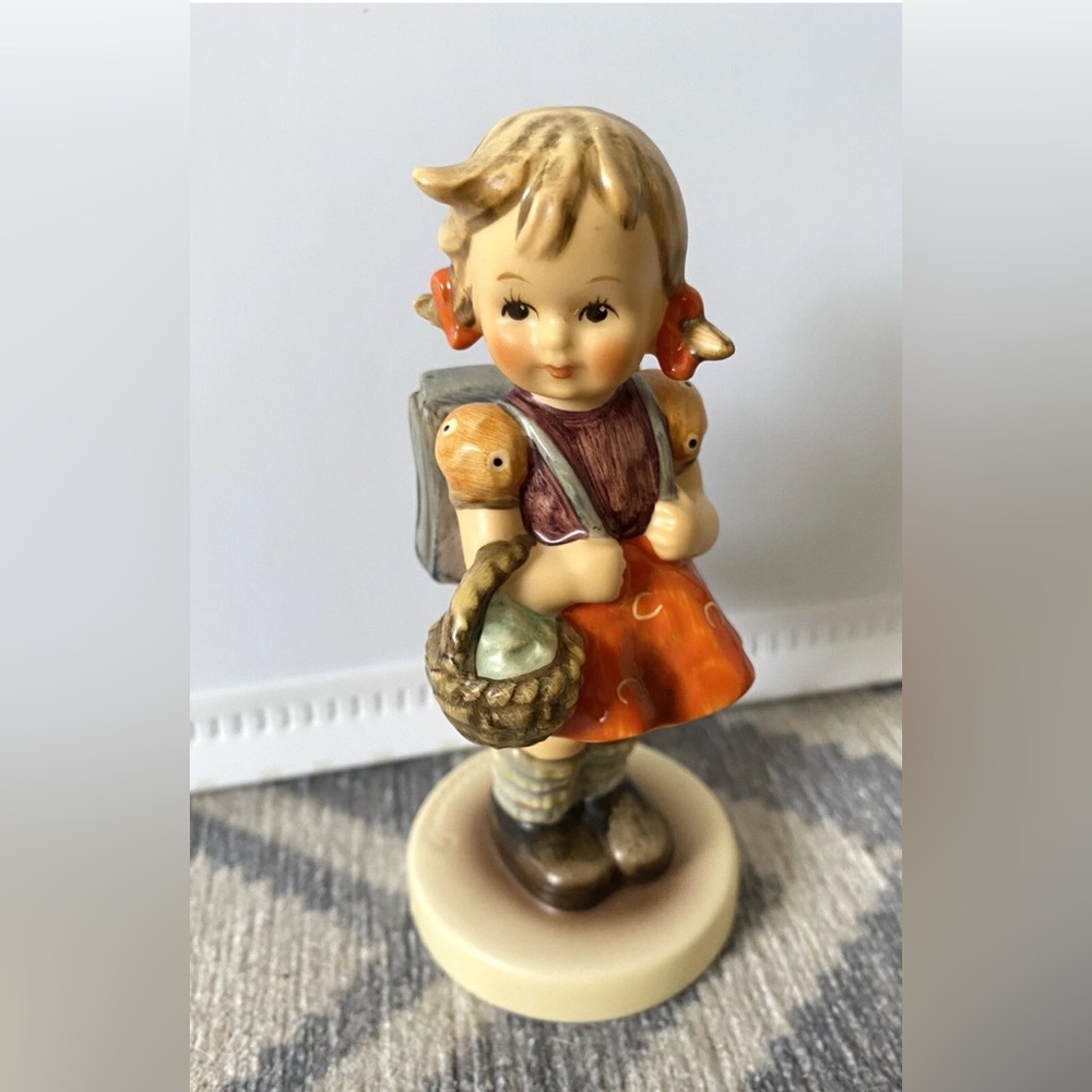 GOEBEL HUMMEL School Girl figurine #81 antique “125” on her backpack COLLECTIBLE - Picture 6 of 13